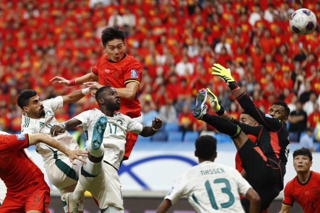 百家乐官网-【世预赛】蒋圣龙造乌龙+造红牌 国足1比2沙特